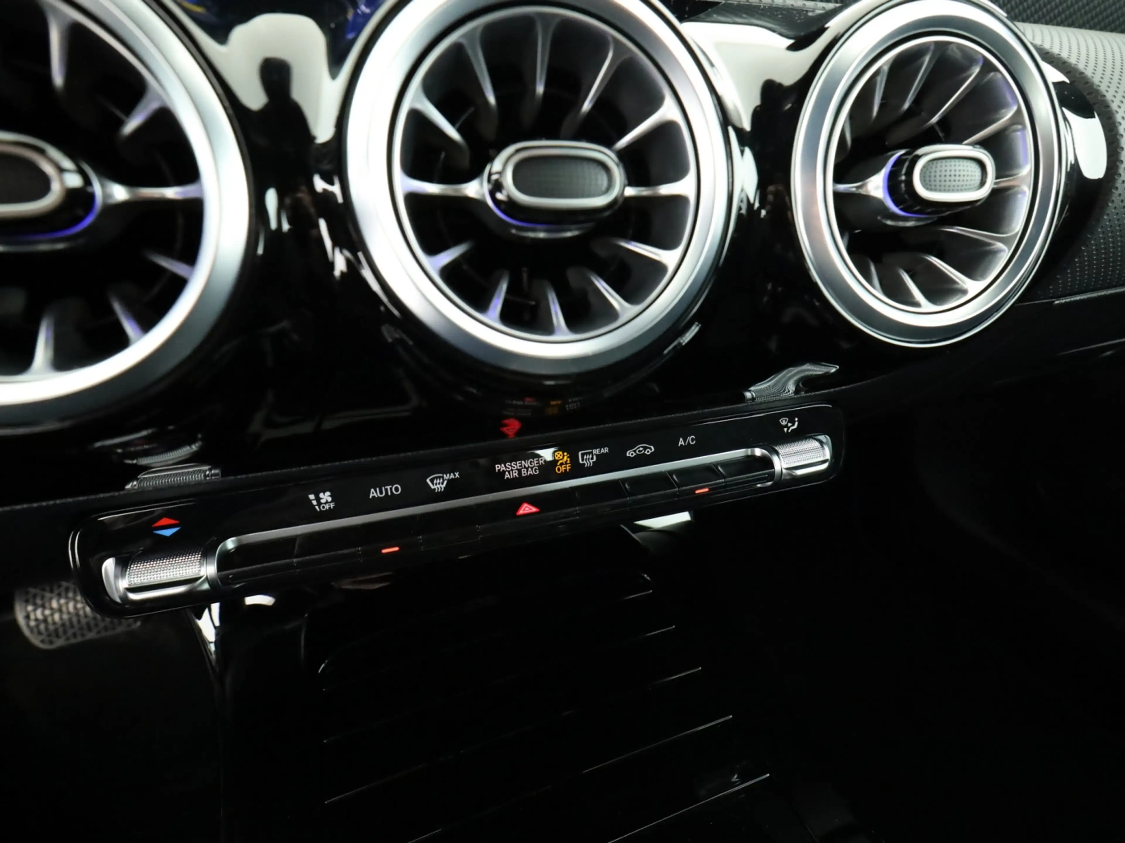 Mercedes-Benz A 200 Kompaktlimousine *AHK*LED*RKamera*Keyless* — photo 14