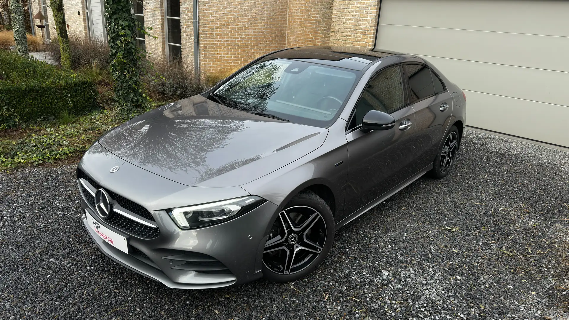 Mercedes-Benz A 250 A 250 e PHEV Pack AMG Grijs - 2