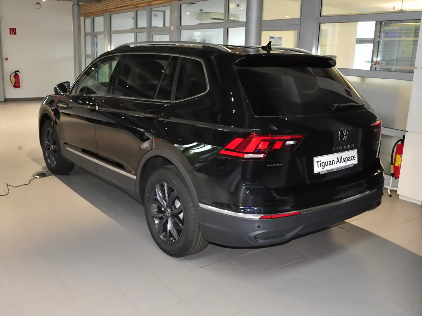 Volkswagen Tiguan Allspace 1.5 TSI Life LED AHK NAVI Standh Schwarz - 2