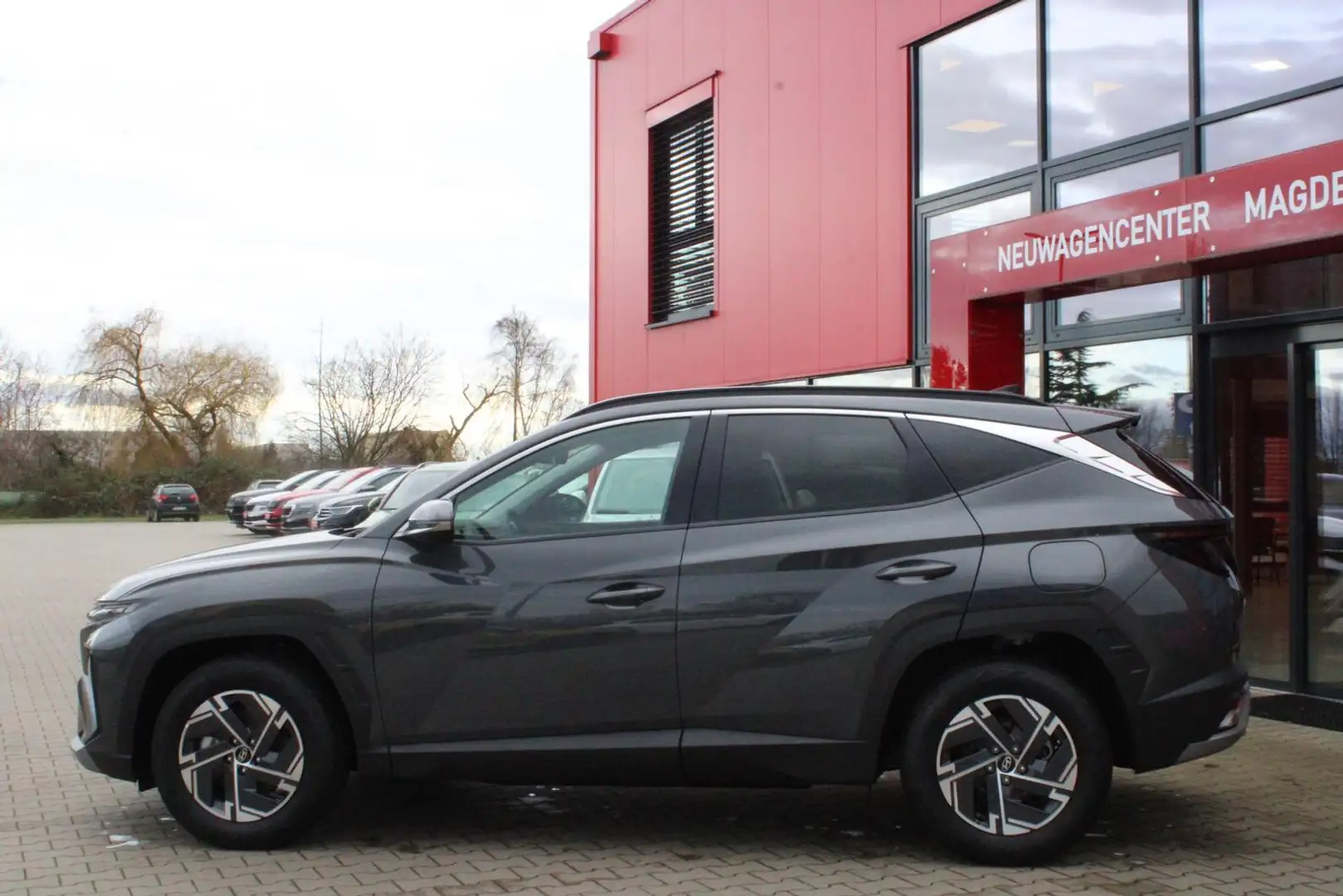 Hyundai TUCSON 1.6 T-GDI mHEV DCT 4x4*5J.GAR.*LED*NAVI* Szary - 2