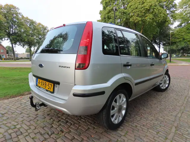 Ford Fusion view 6