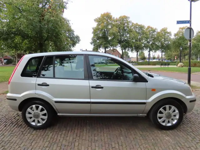 Ford Fusion view 3