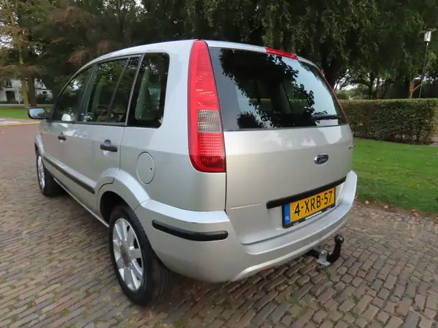 Ford Fusion view 4