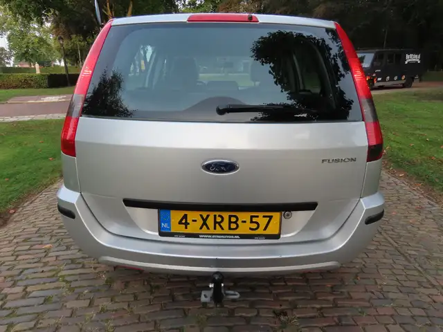 Ford Fusion view 5