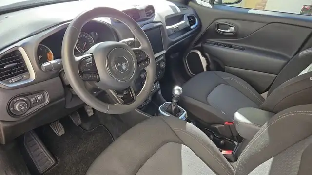 Jeep Renegade view 8