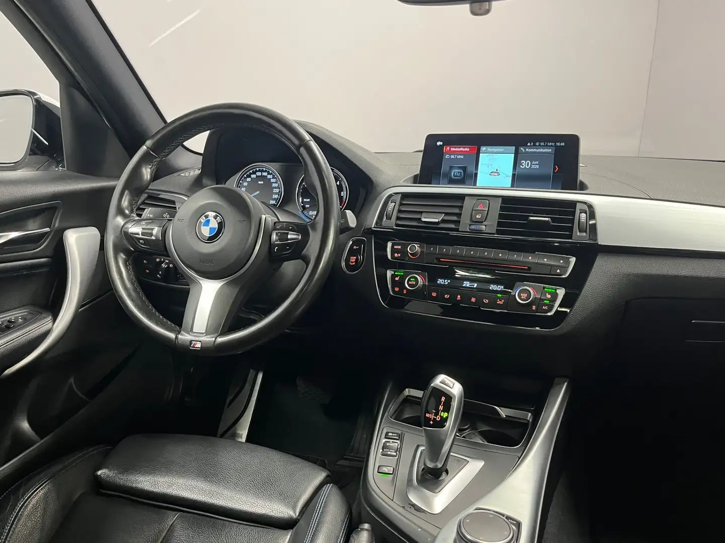 BMW 116 d Aut. ***M-Sport | Schiebedach*** Weiß - 2