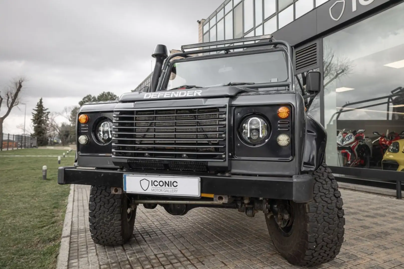 Land Rover Defender 110TDI Pick Up Gris - 2