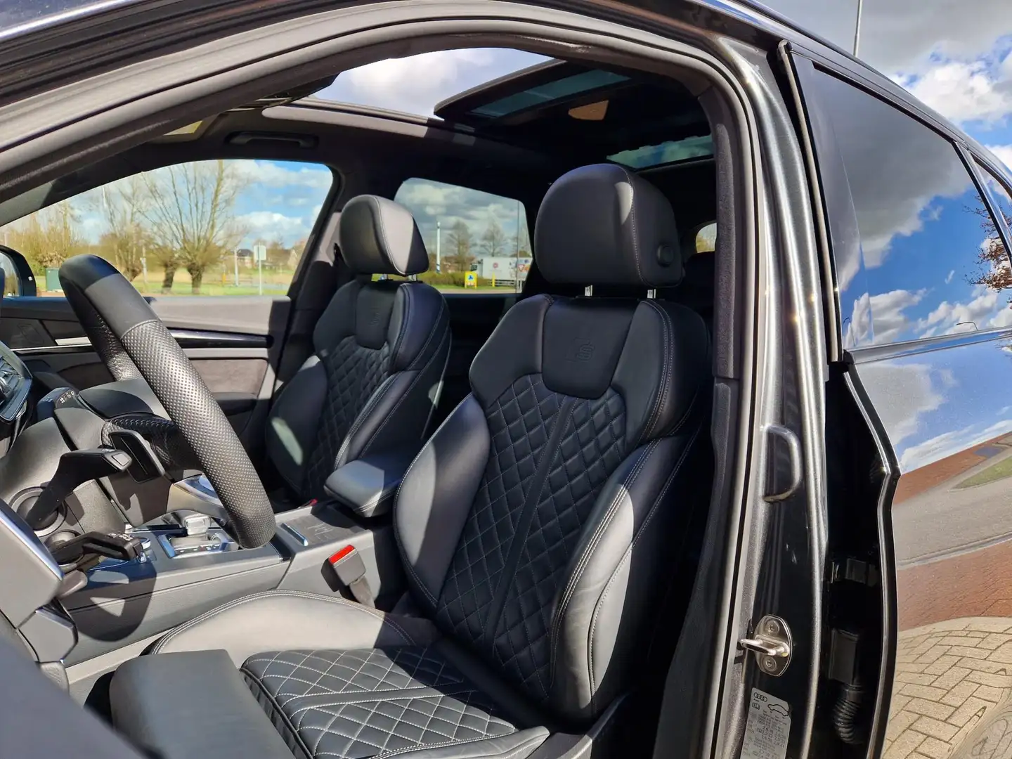 Audi Q5 55 TFSI e Quattro Competition 367pk 3x S line Pano Zwart - 2