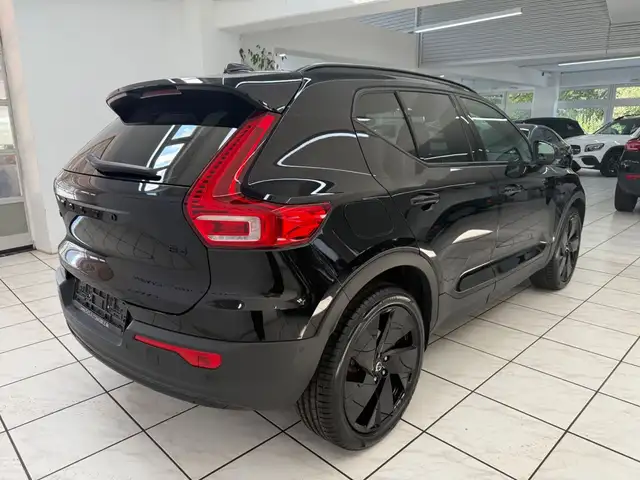 Volvo XC40 view 3