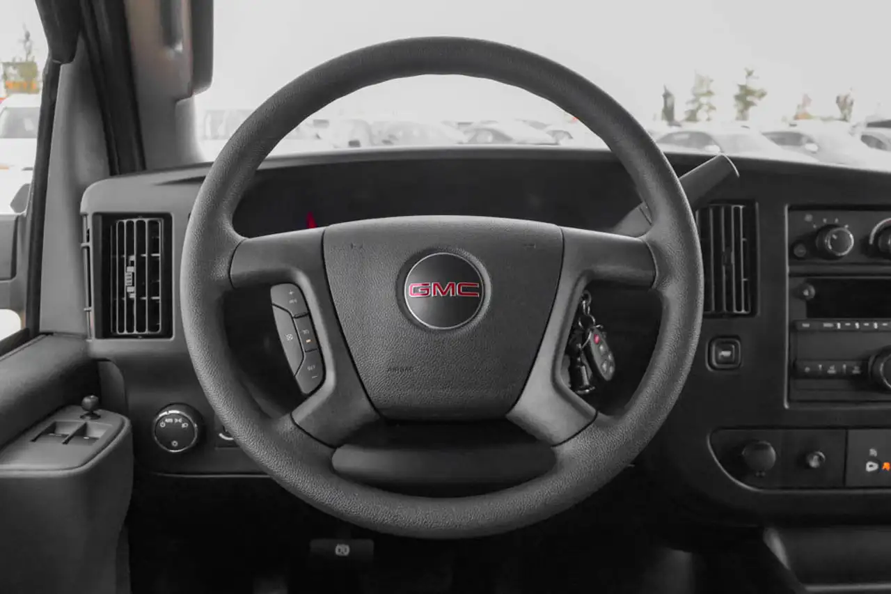 GMC Savana снимка GMC Savana