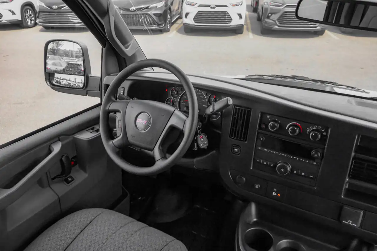 GMC Savana снимка GMC Savana