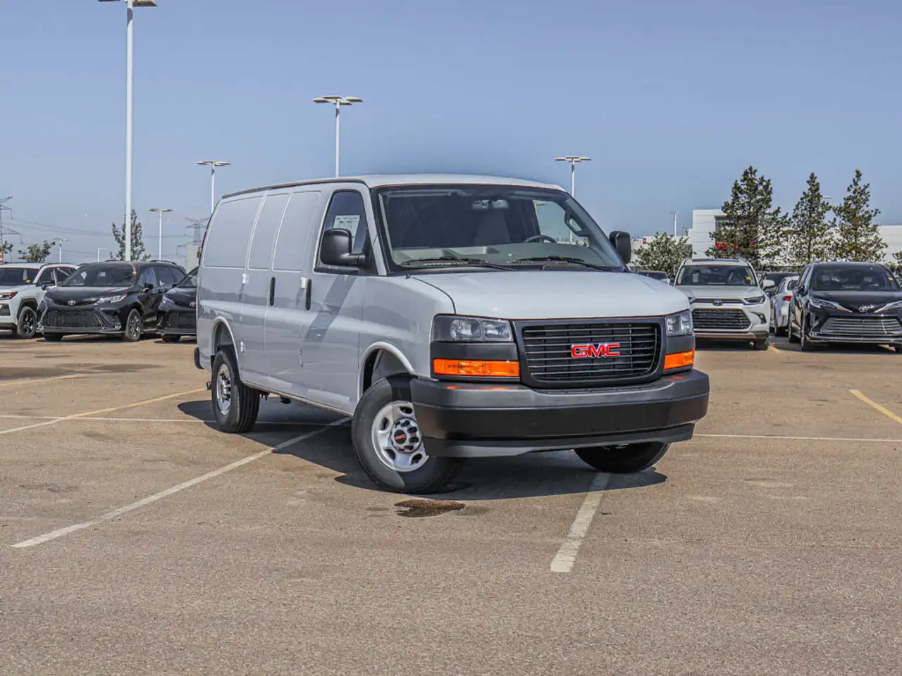 GMC Savana снимка GMC Savana