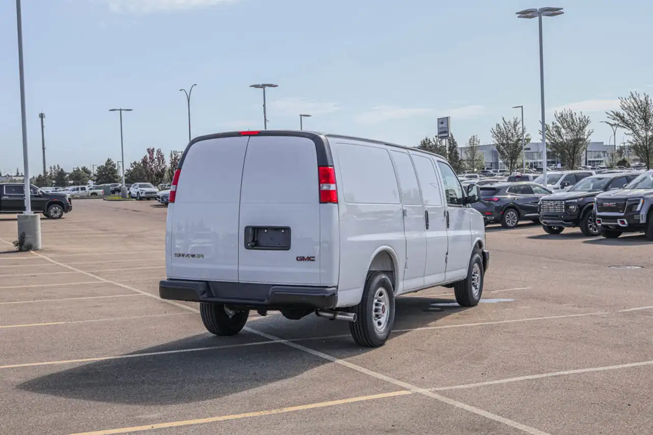 GMC Savana снимка GMC Savana