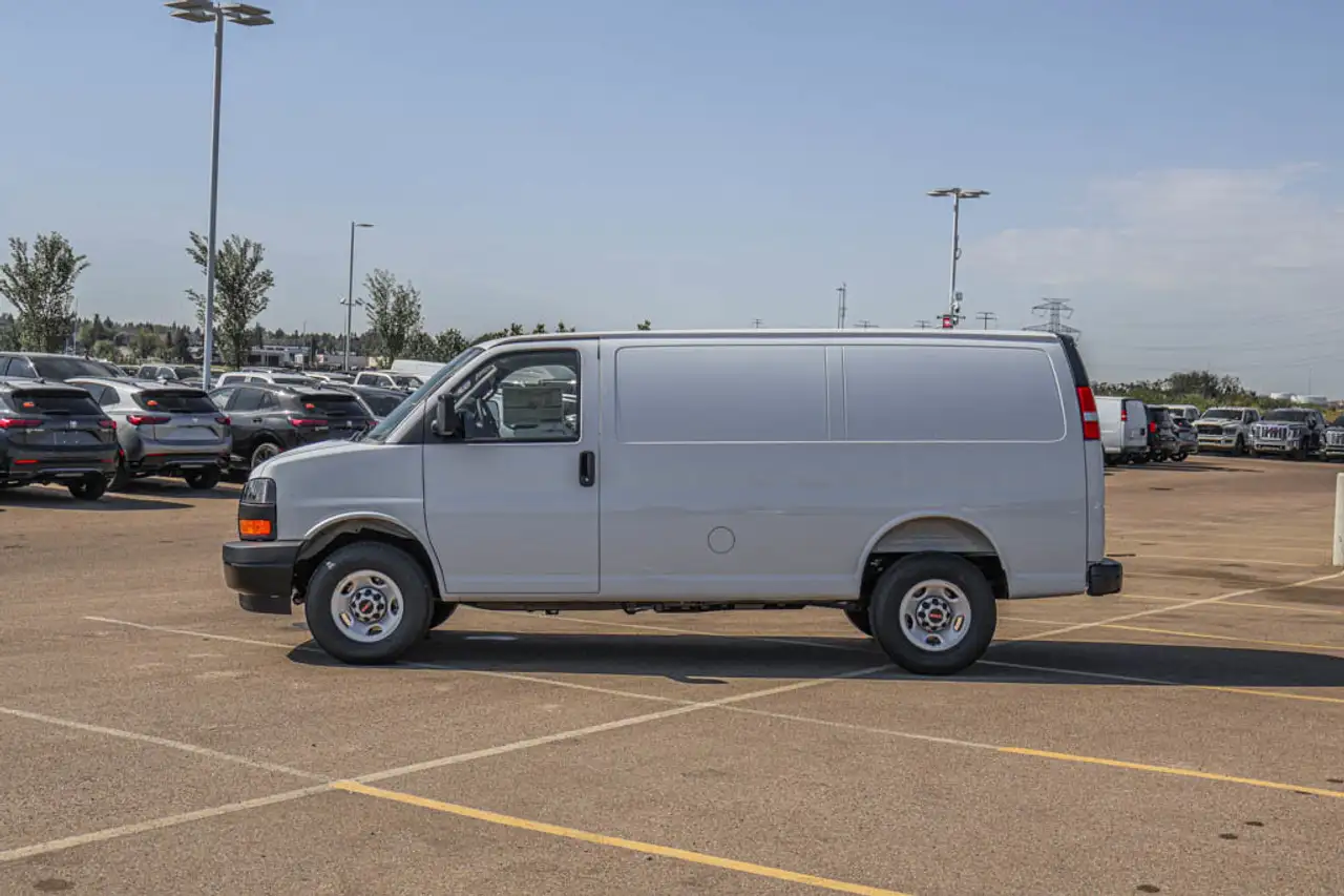 GMC Savana снимка GMC Savana