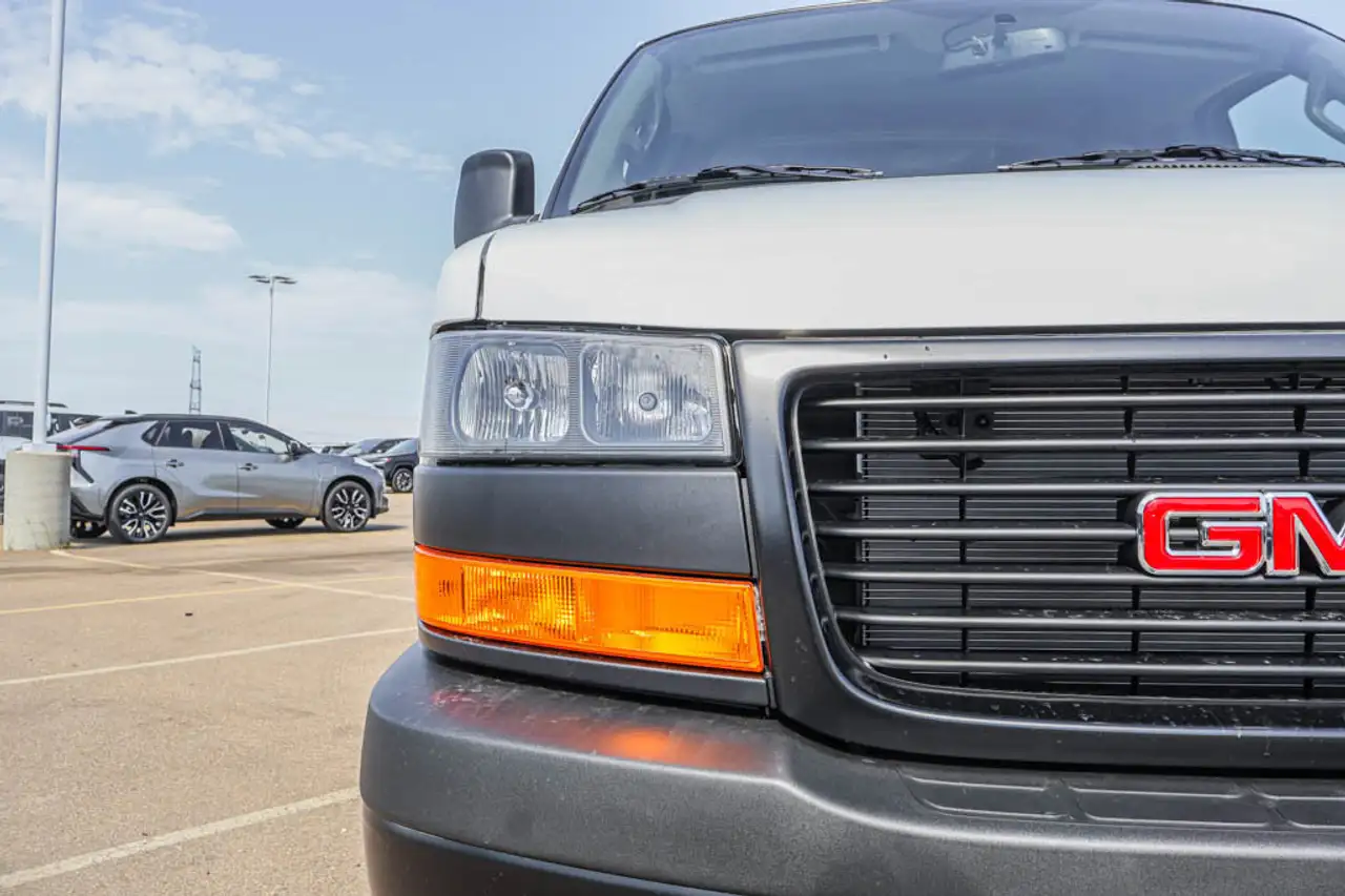 GMC Savana снимка GMC Savana