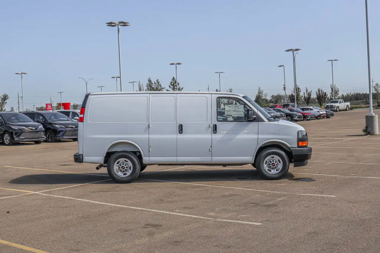 GMC Savana снимка GMC Savana