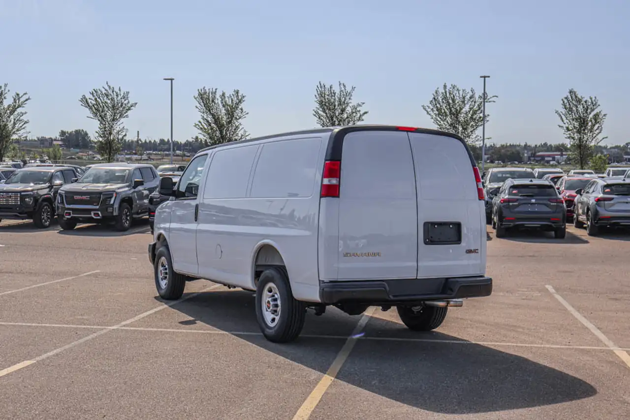 GMC Savana снимка GMC Savana