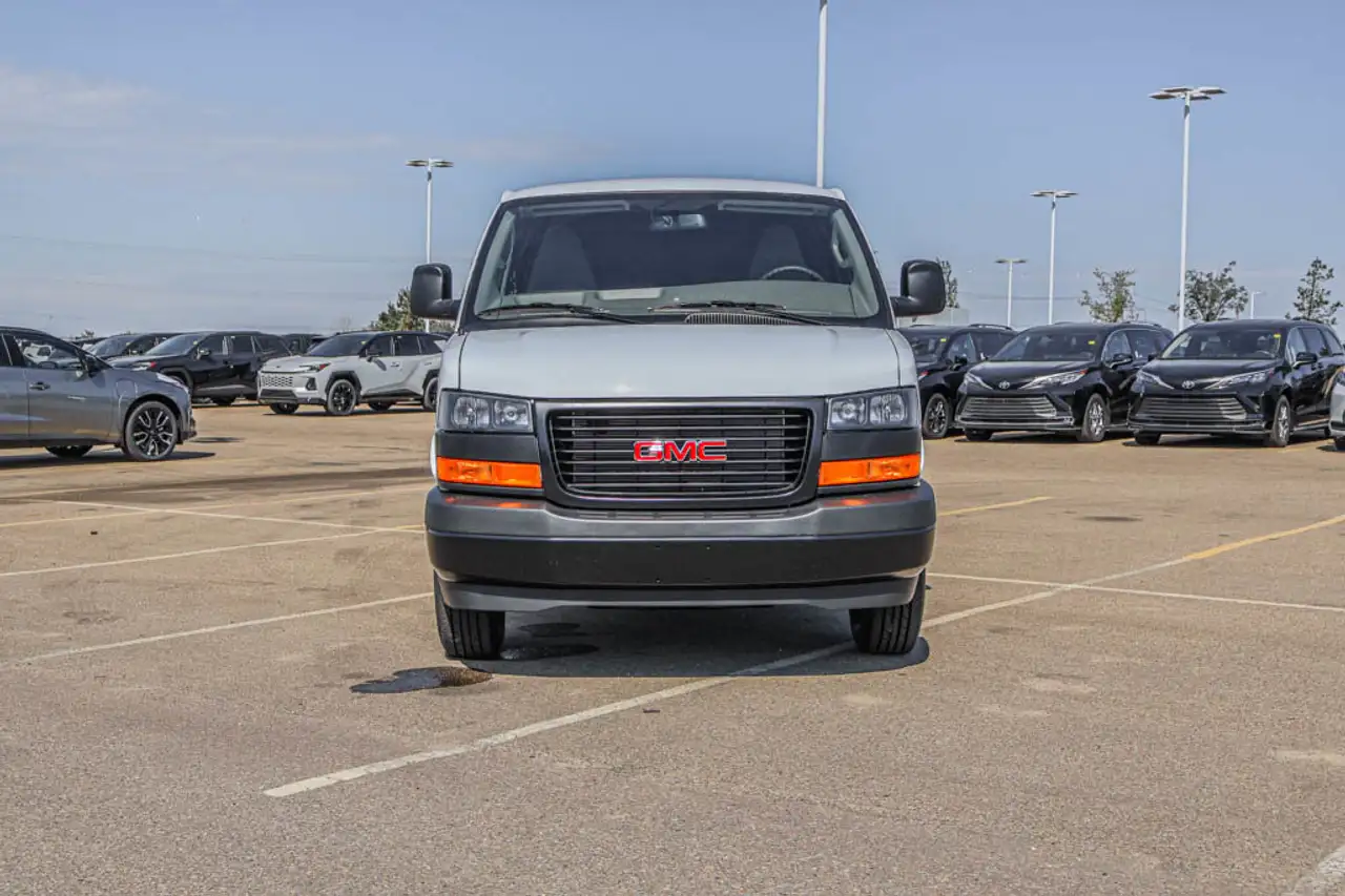 GMC Savana снимка GMC Savana