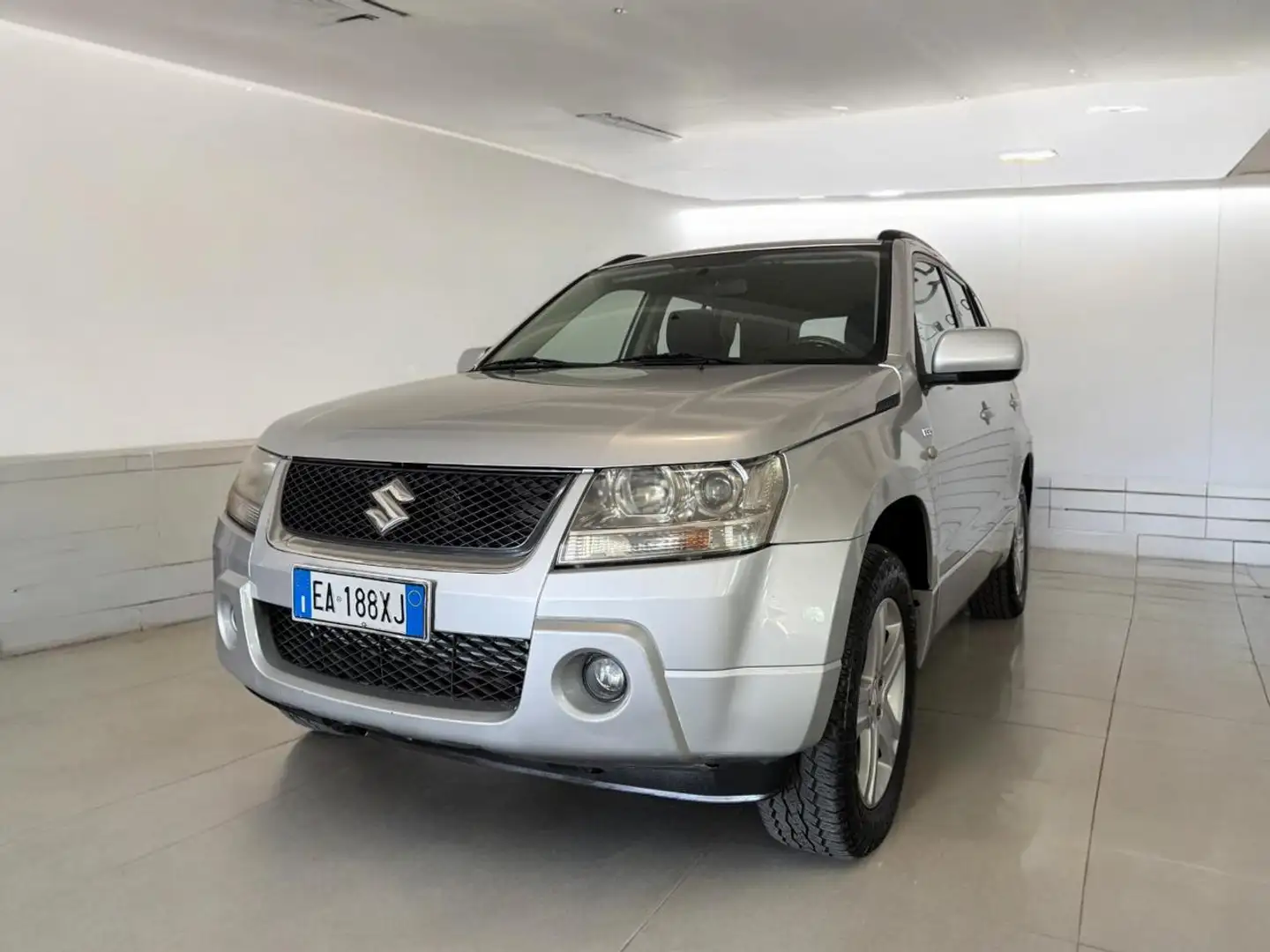 Suzuki Grand Vitara 1.9 DDiS 5 porte Executive Argento - 1
