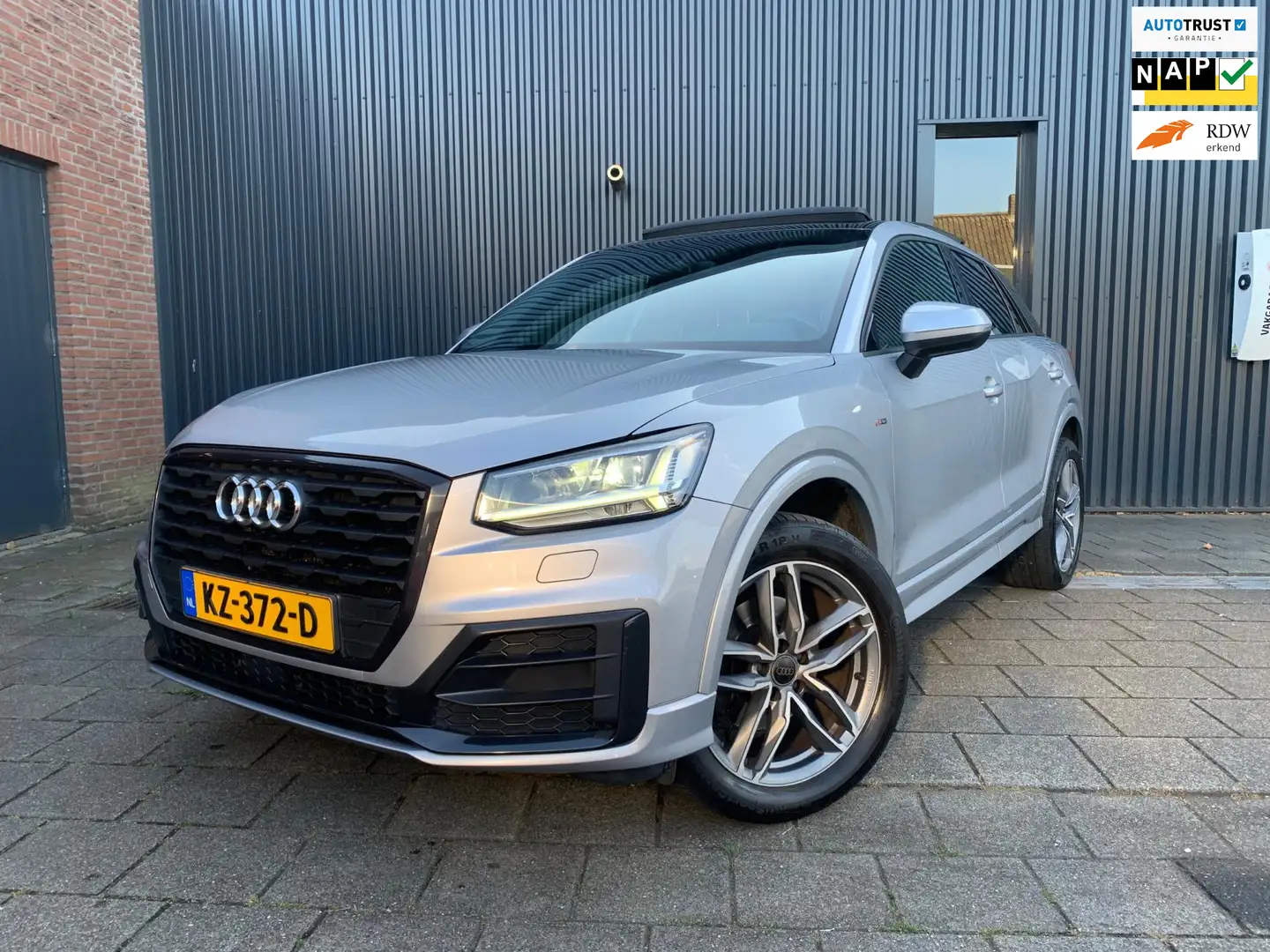 Audi Q2 1.4 TFSI CoD, PANO, NAP, S-LINE Grijs - 1