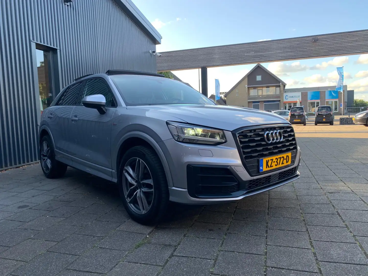 Audi Q2 1.4 TFSI CoD, PANO, NAP, S-LINE Grijs - 2