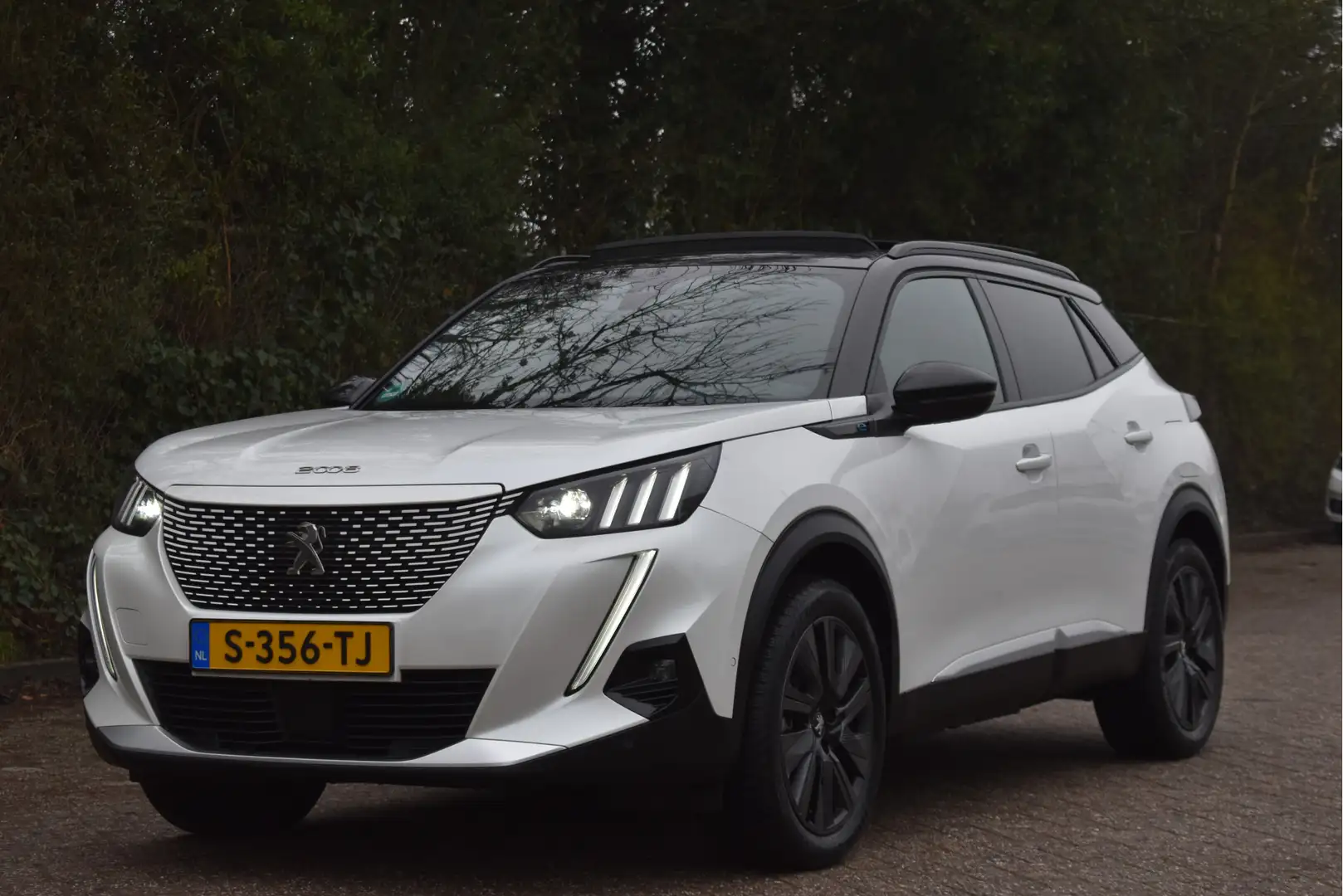 Peugeot e-2008 EV GT-Line 50 kWh | Pano | Camera | Keyless | DAB Weiß - 1