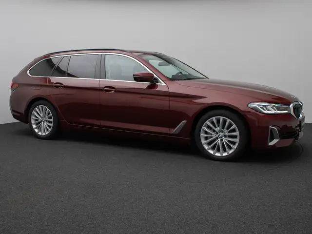 BMW 5 Series view 4
