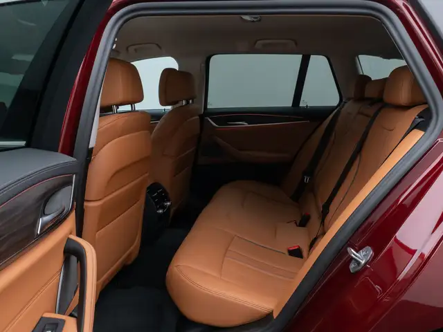 BMW 5 Series view 26