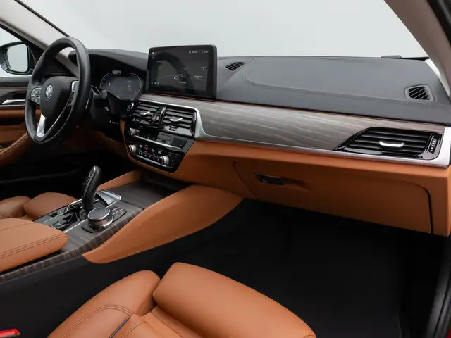 BMW 5 Series view 24