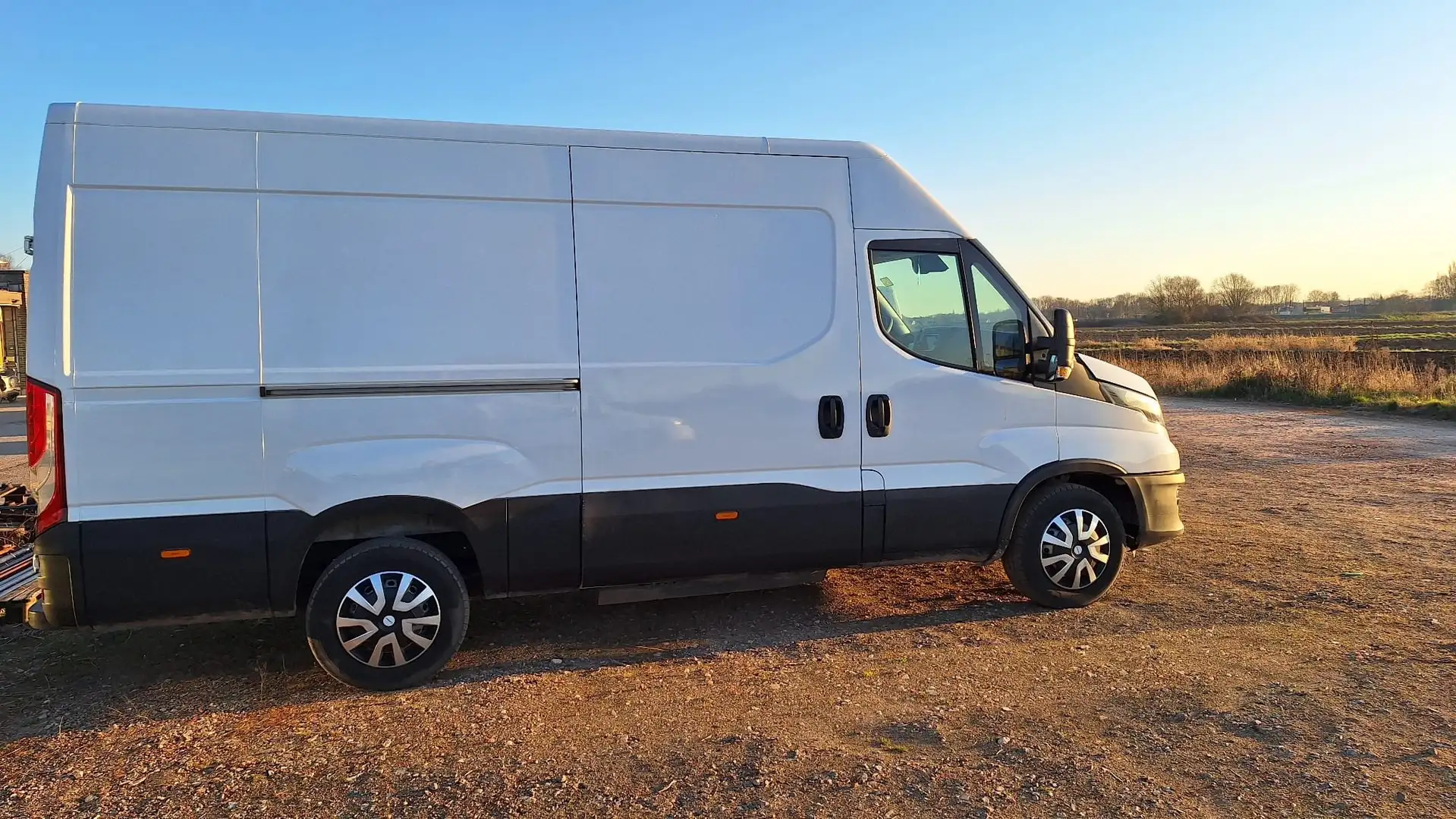 Iveco Daily 35 C 14NA8 V L Blanc - 1