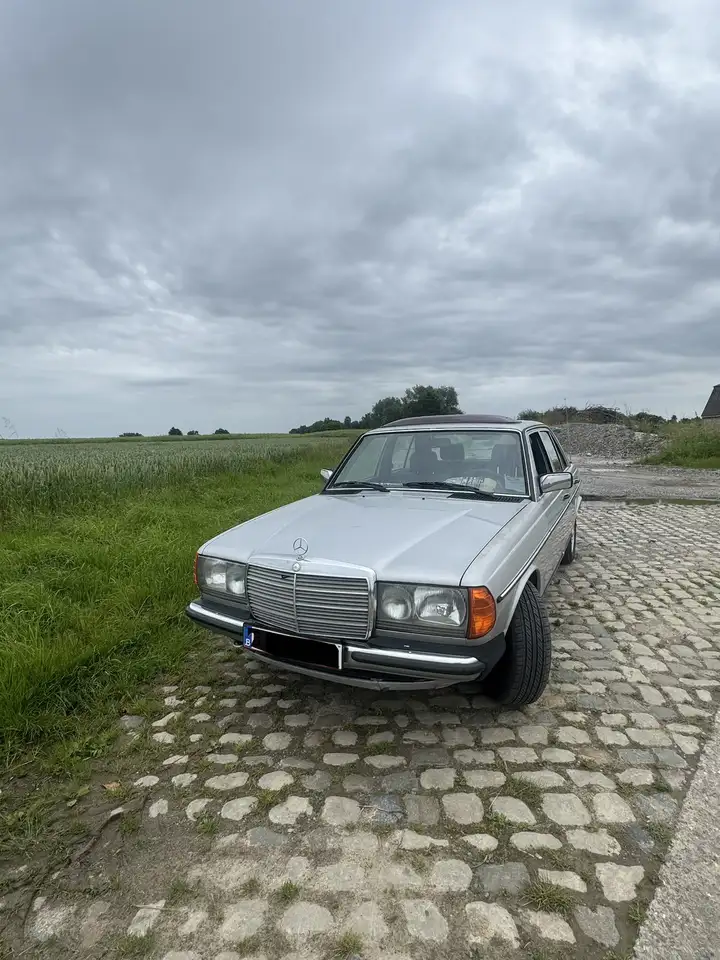 Mercedes-Benz E 230, foto 1