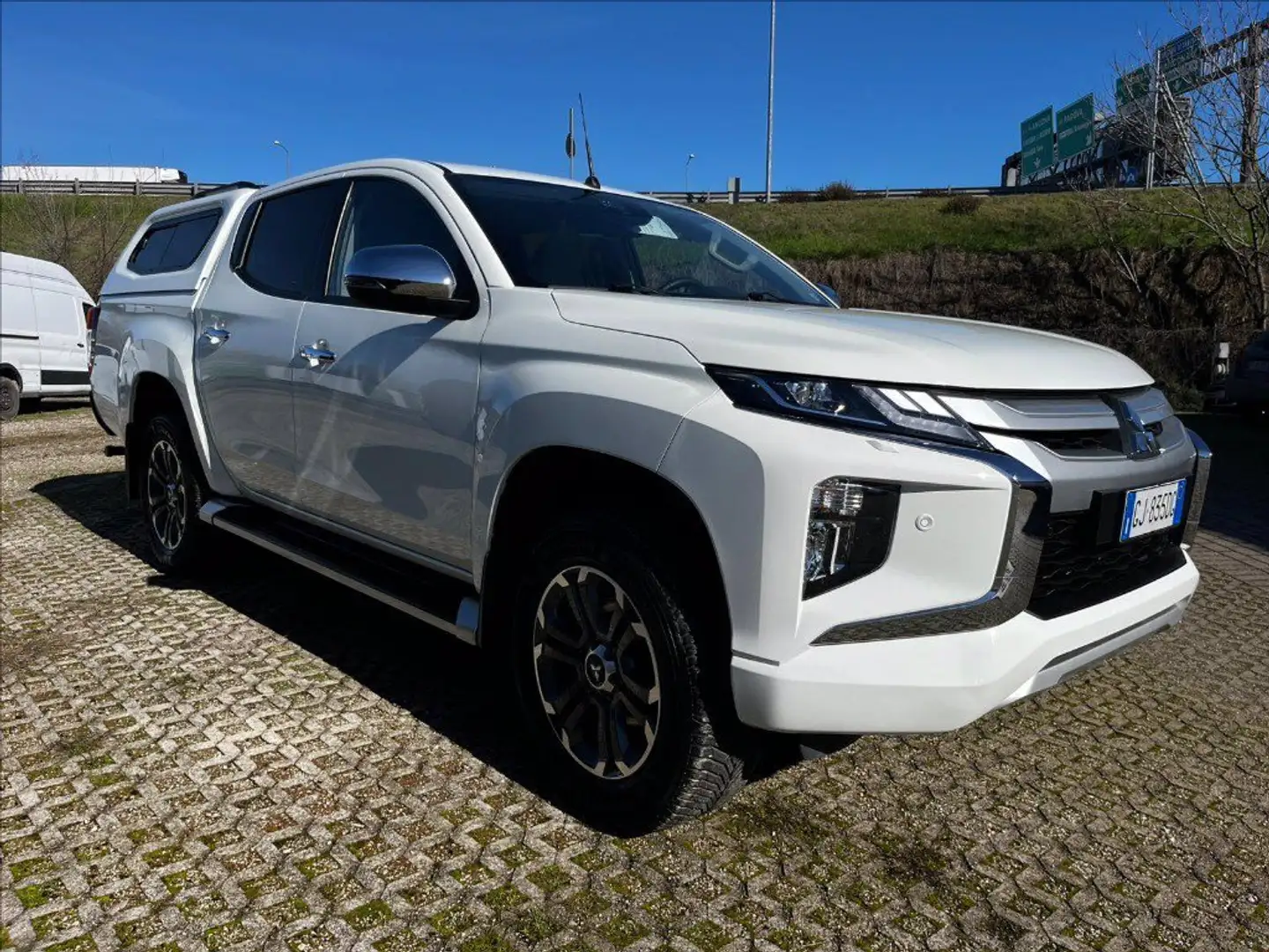 Mitsubishi L200 d.cab 2.3d Diamond 4wd 150cv auto Blanco - 1