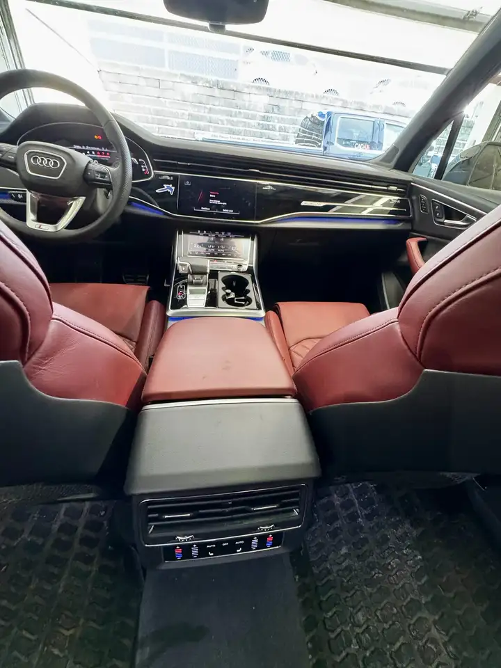 Audi SQ7 снимка Audi SQ7
