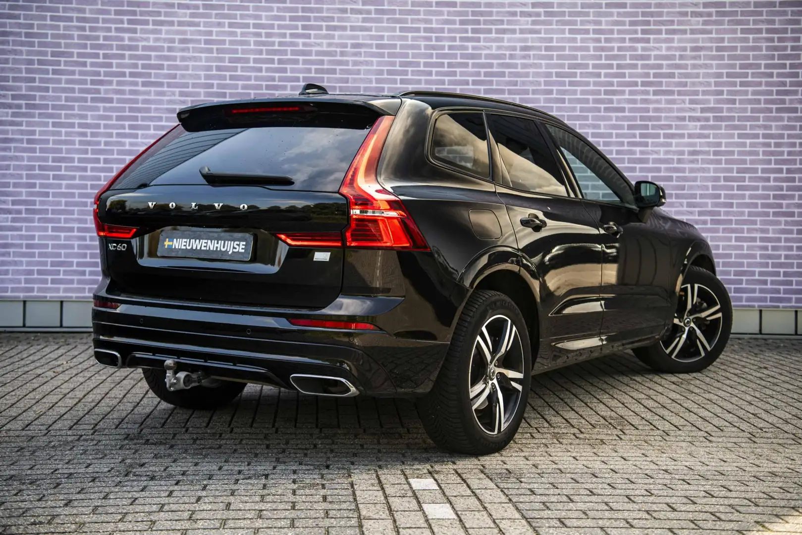 Volvo XC60 2.0 T8 Plug-in hybrid AWD R-Design | 360 Camera | Zwart - 2