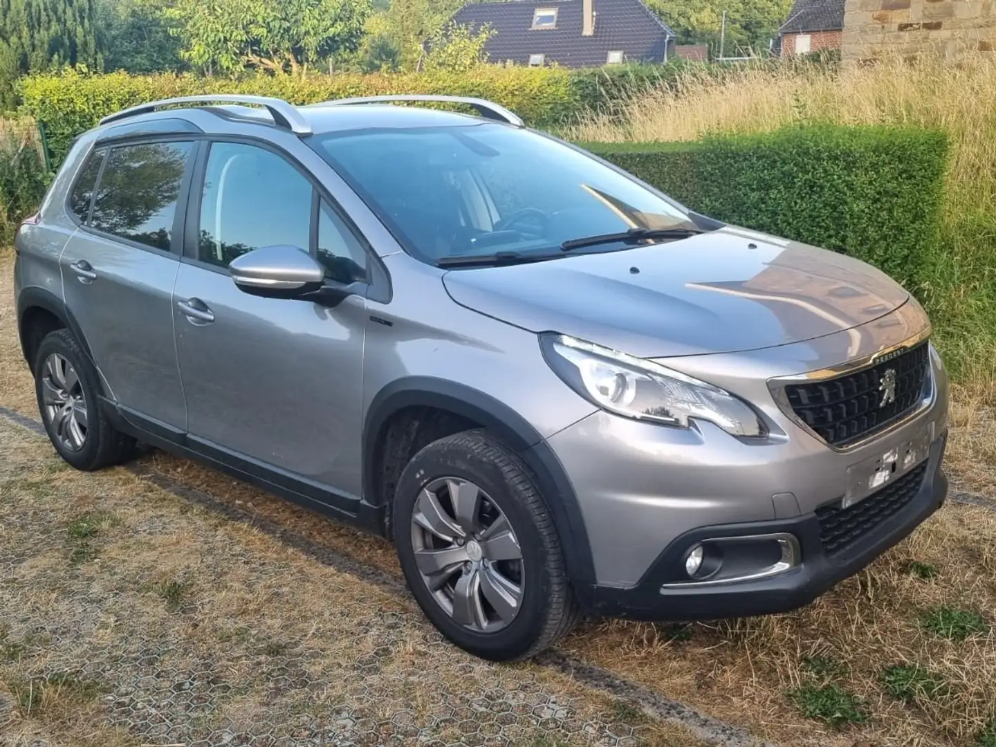 Peugeot 2008 1.2i PureTech Allure Grijs - 2