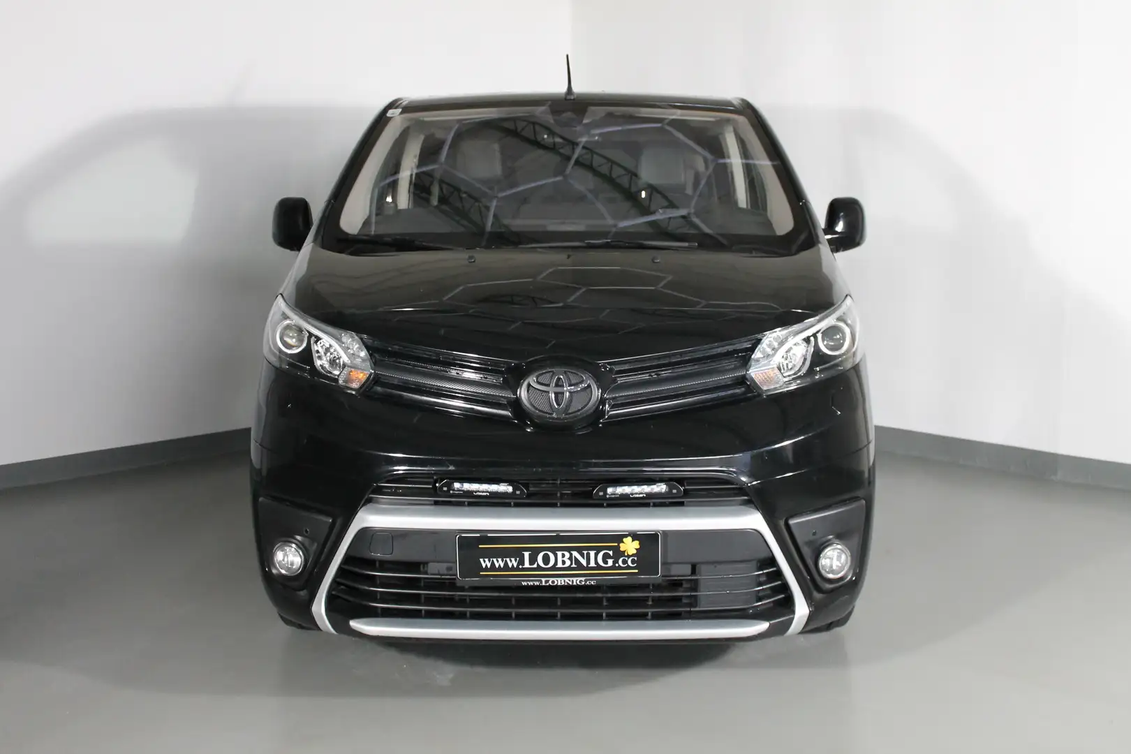 Toyota Proace Versus L1 Shuttle Comfort | Aut. | SHZ | Voll Schwarz - 2