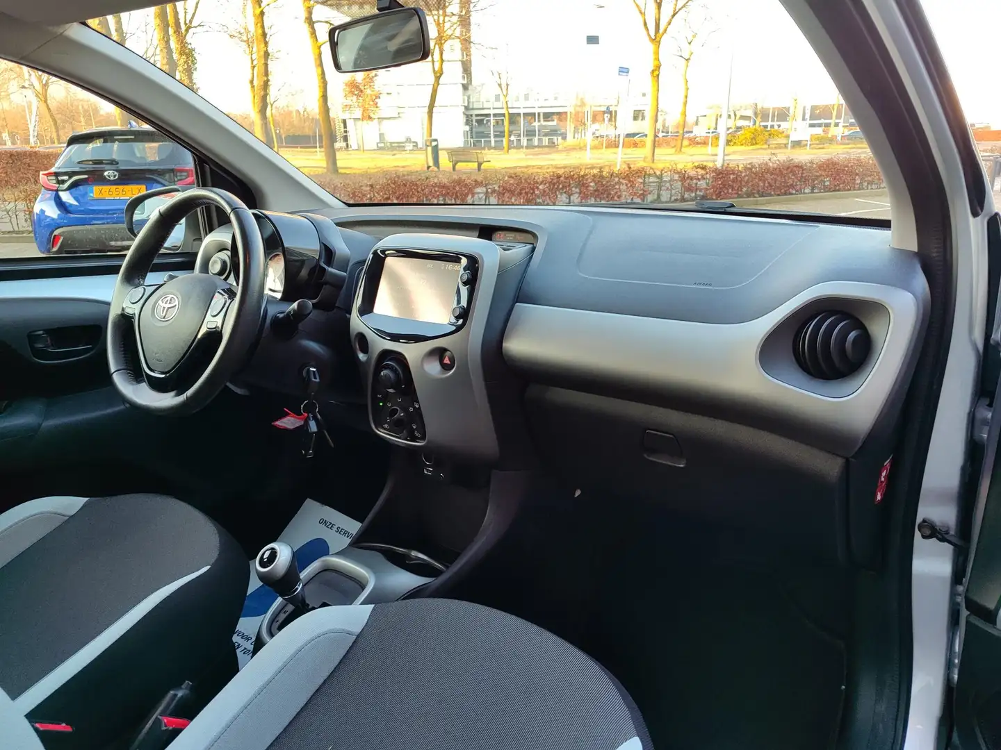 Toyota Aygo X X-PLAY AUTOMAAT CAMERA AIRCO BLUETOOTH EL-RAMEN/SP Gris - 2