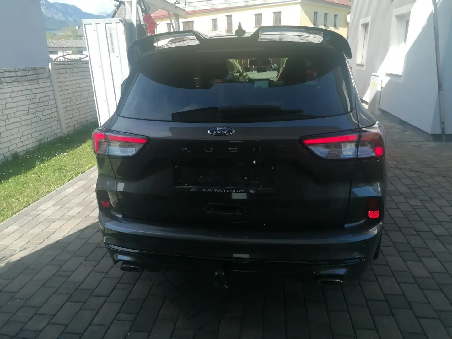 Ford Kuga 2,0 EcoBlue Hybrid St Line Aut. Grau - 1