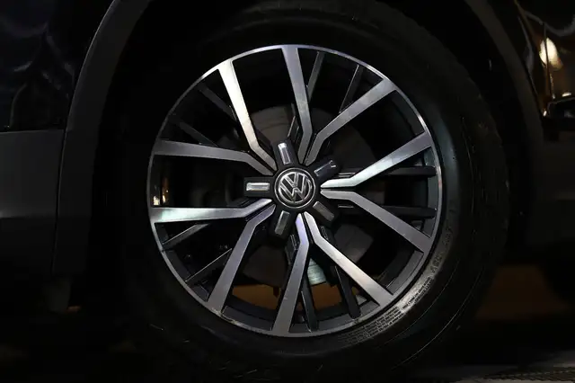 Volkswagen Tiguan view 4