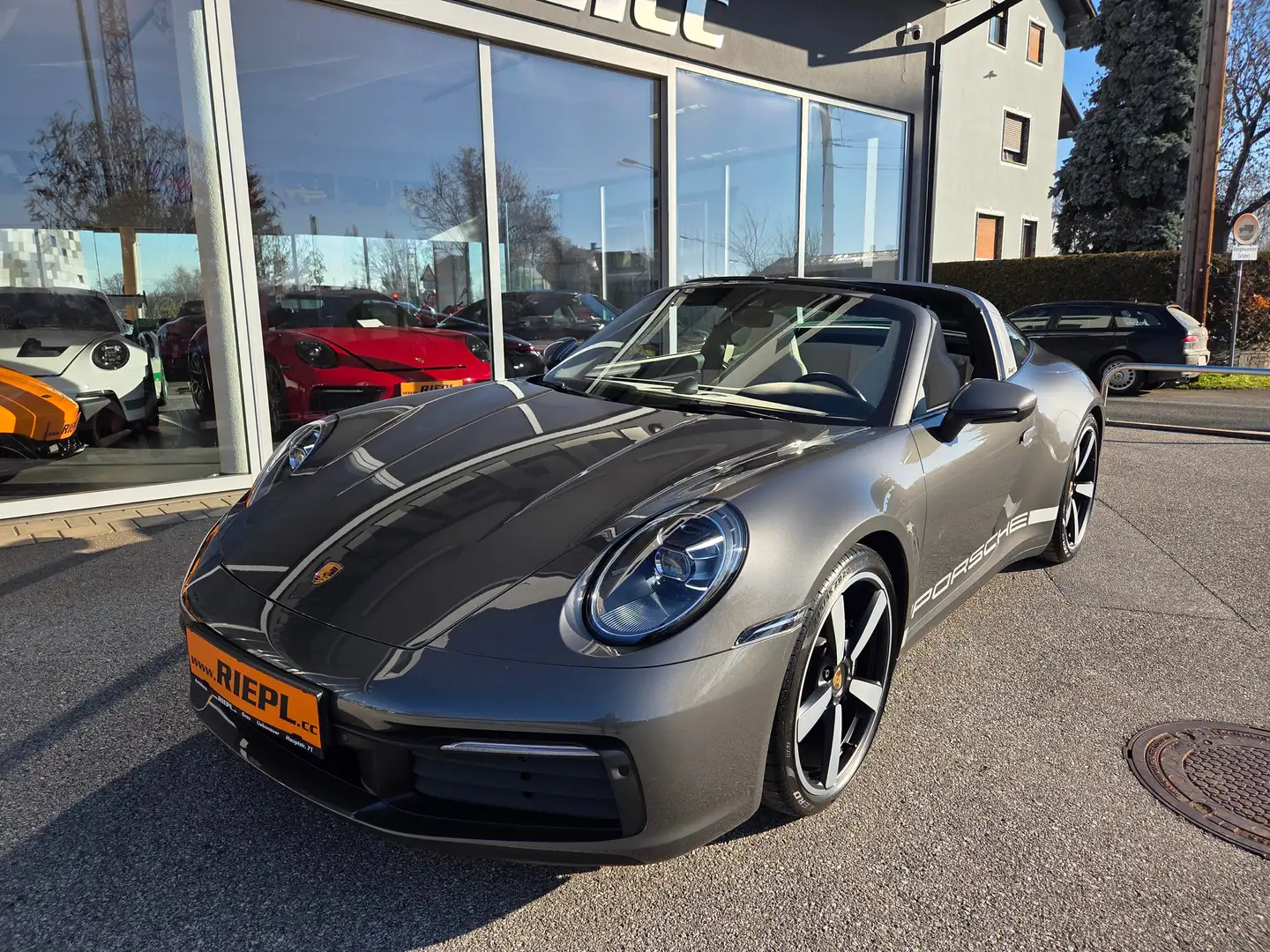 Porsche 992 Targa 4 S Heritage Paket Sportauspff NUR 12.850 km Grau - 2