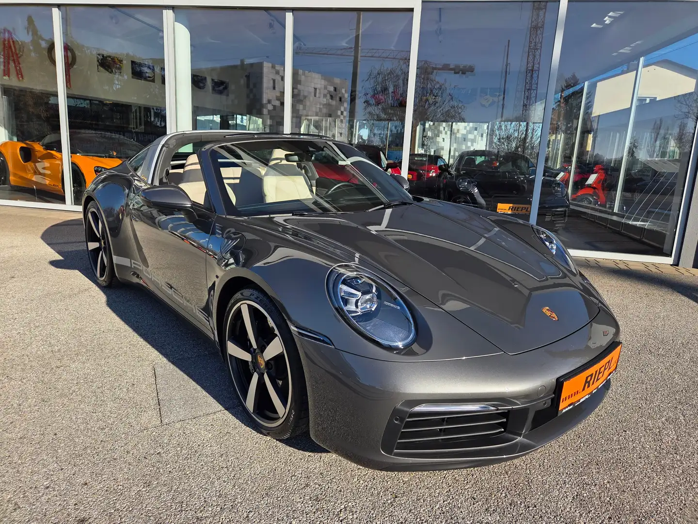 Porsche 992 Targa 4 S Heritage Paket Sportauspff NUR 12.850 km Grau - 1