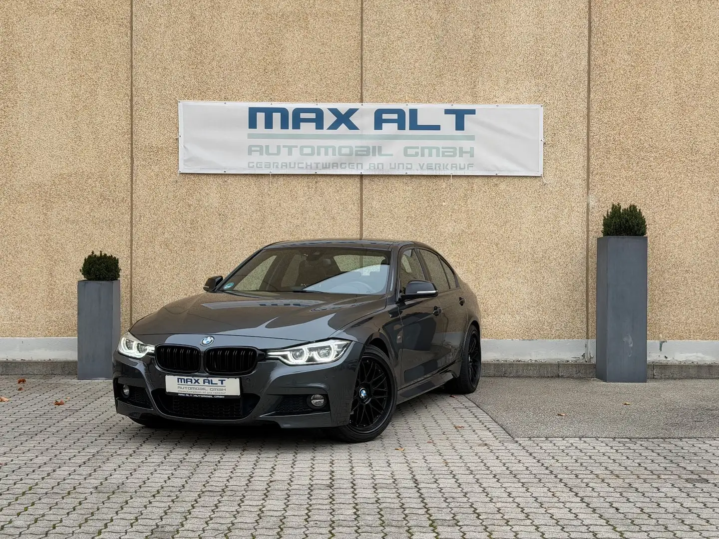 BMW 320 iA M Sport/2.Hd/Leder/Navi/SHZ/LED/Keyless/BT Grau - 1