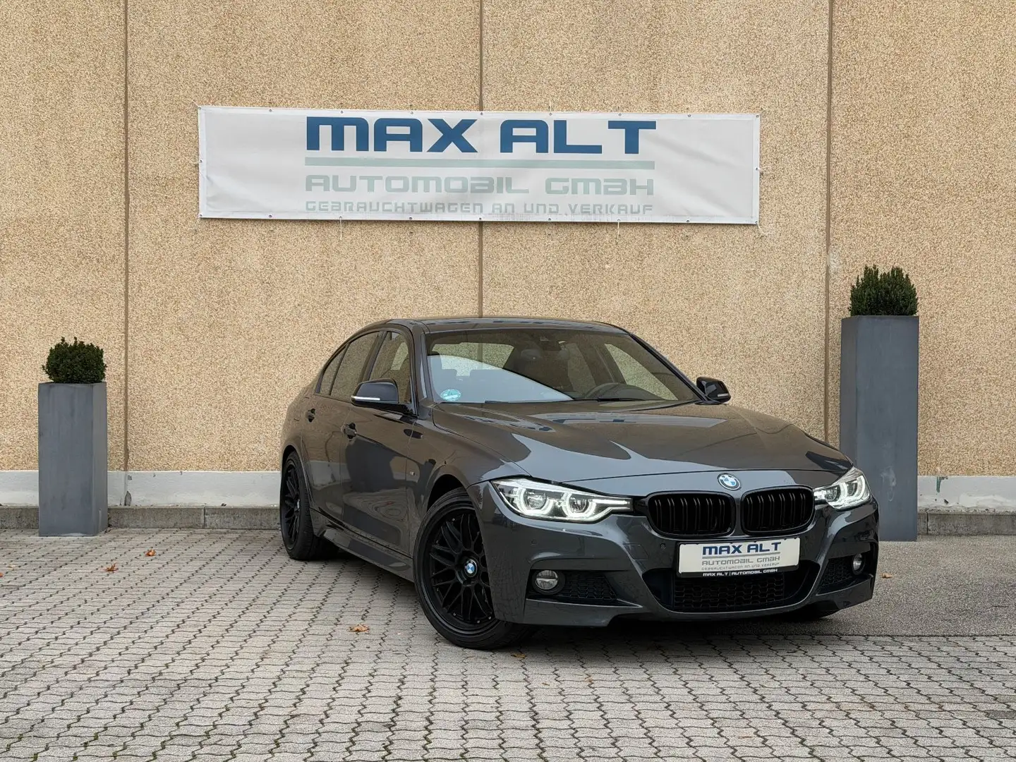 BMW 320 iA M Sport/2.Hd/Leder/Navi/SHZ/LED/Keyless/BT Grau - 2
