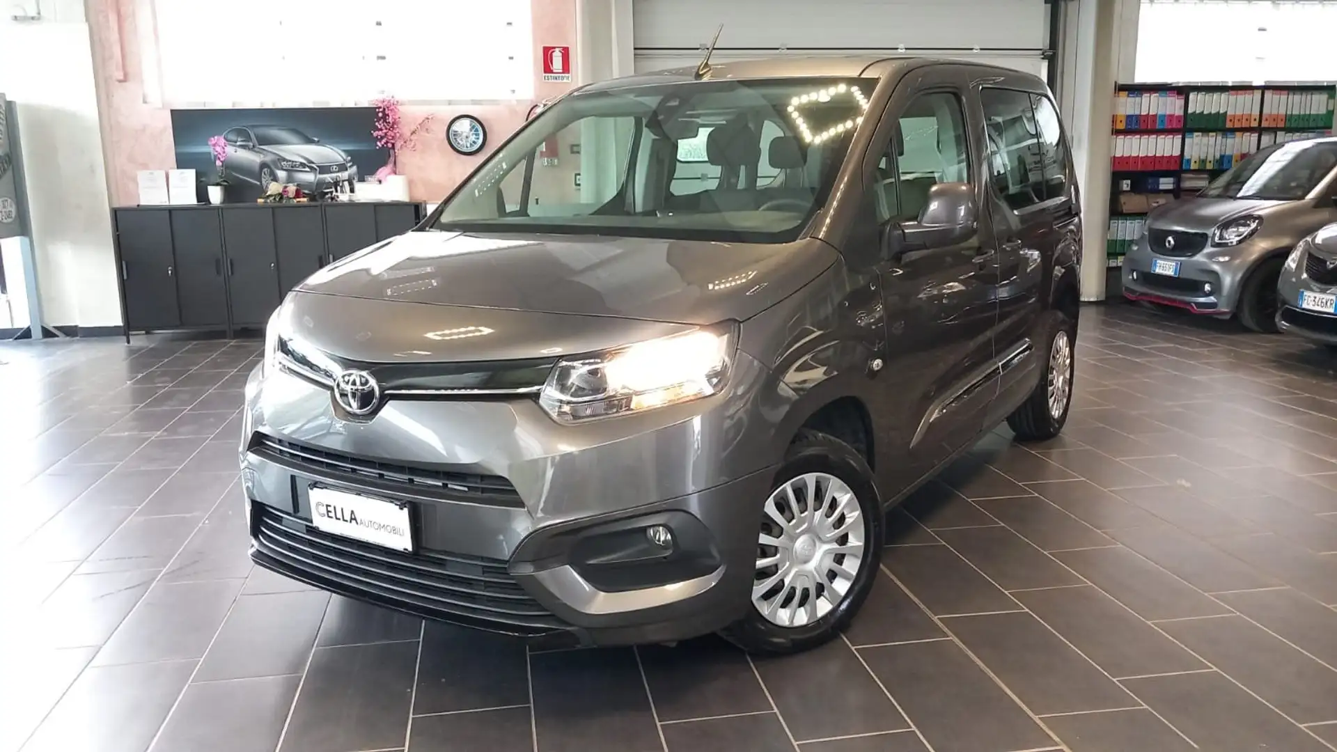 Toyota PROACE CITY VERSO 1,5 D4D Grijs - 2