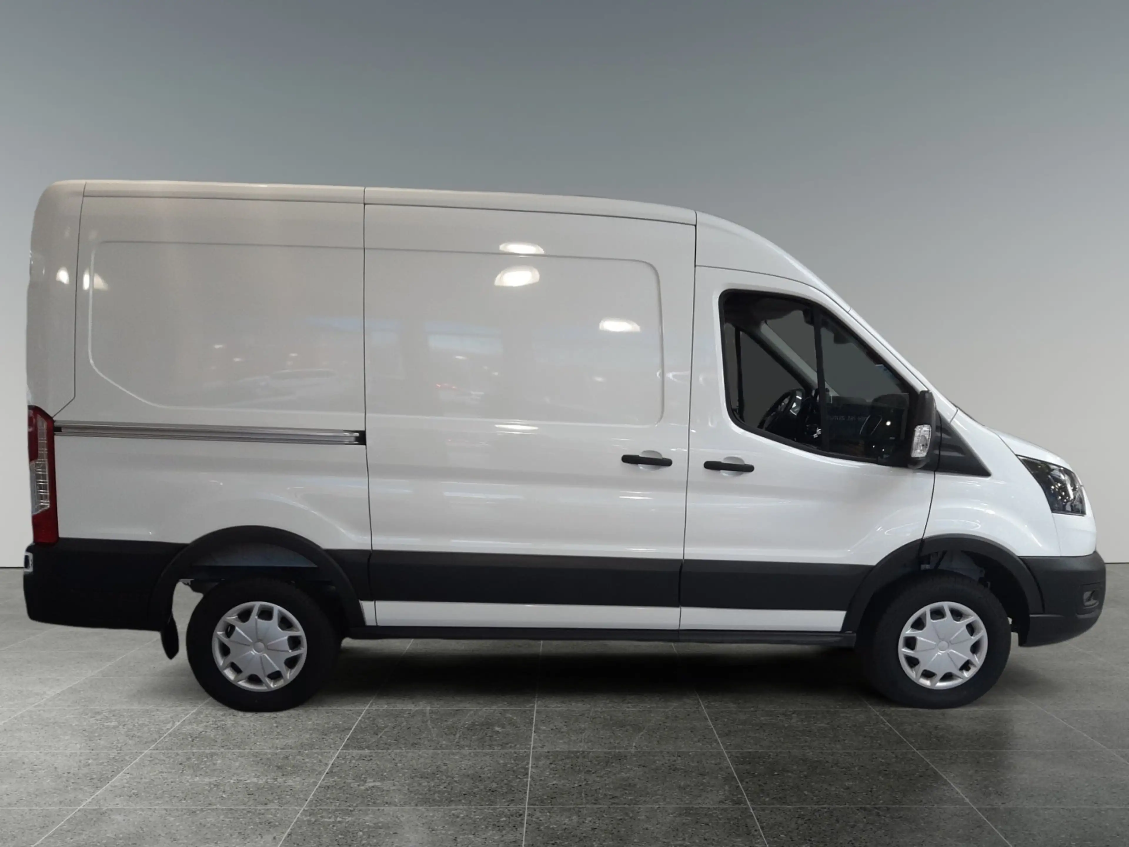 Ford E-Transit 350L2H2 Trend — photo 7