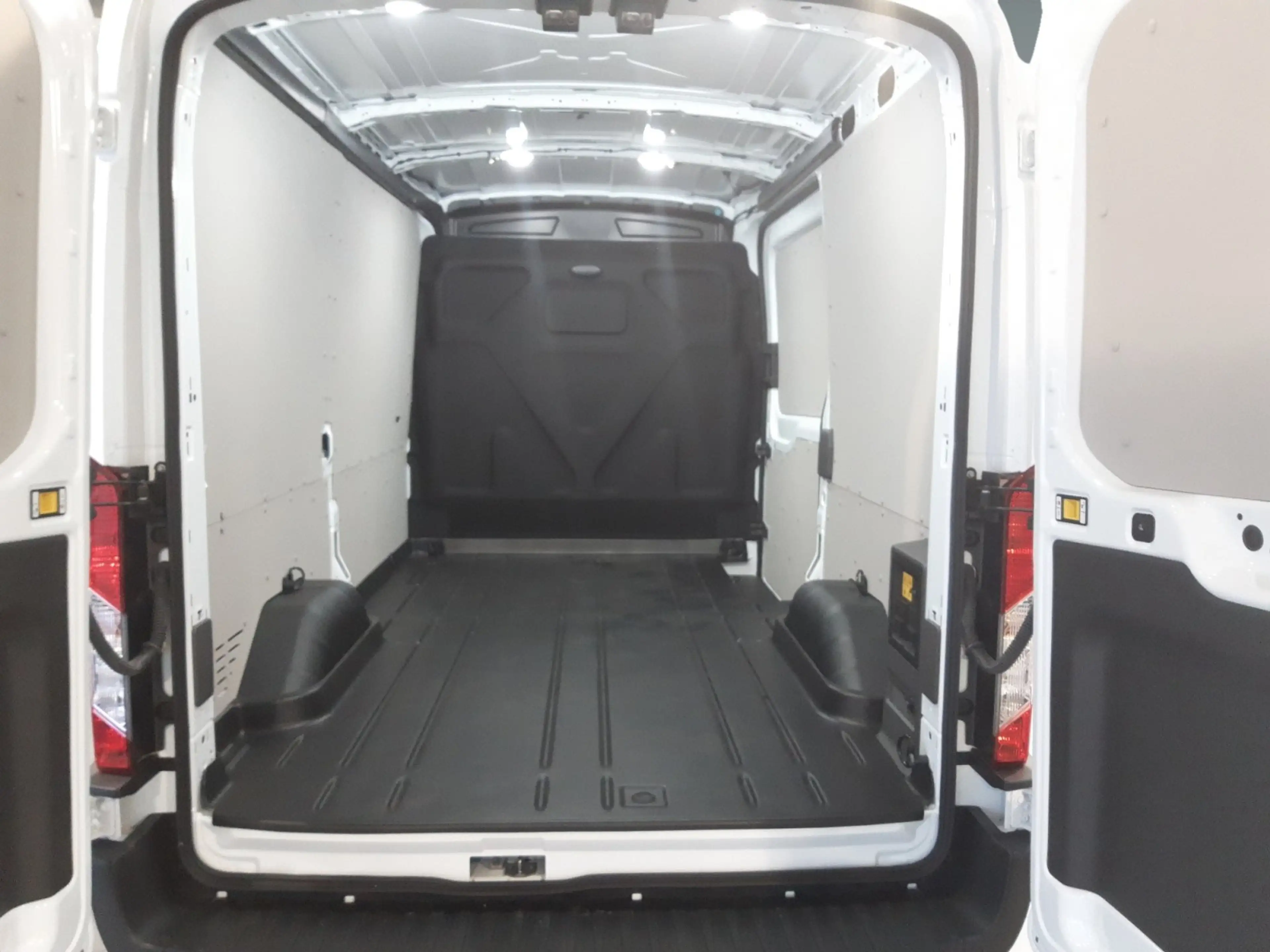 Ford E-Transit 350L2H2 Trend — photo 14