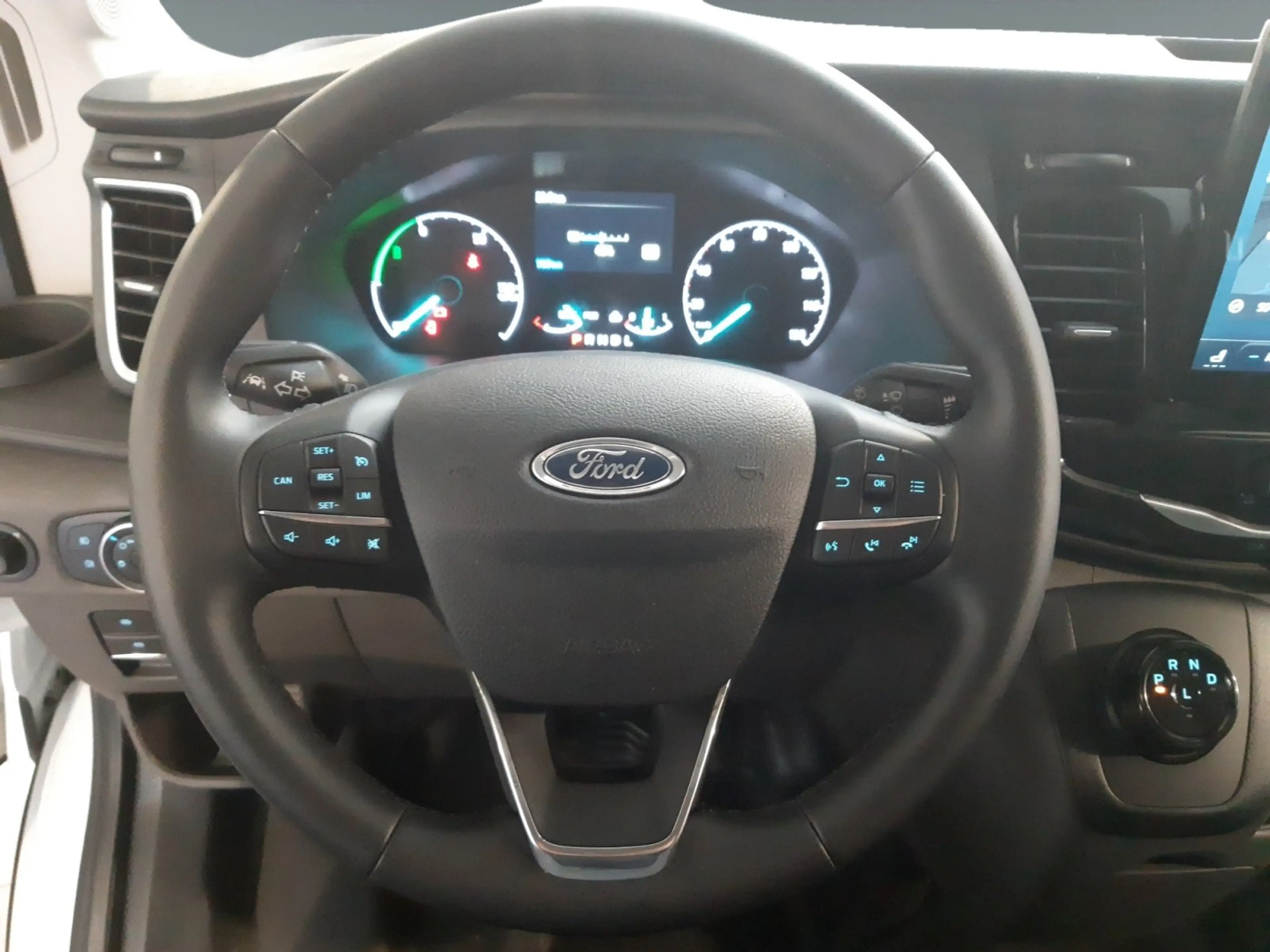 Ford E-Transit 350L2H2 Trend — photo 13