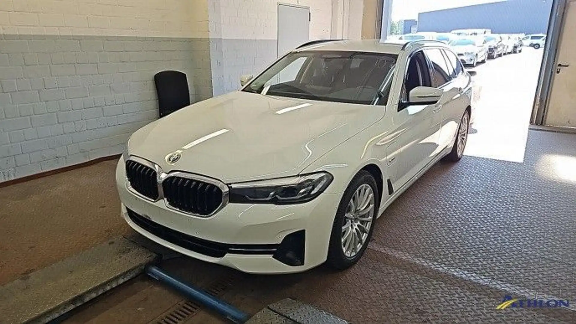 BMW 530 e Touring Navi LED Leder SiHz PDC RFK ACC DAB Weiß - 1