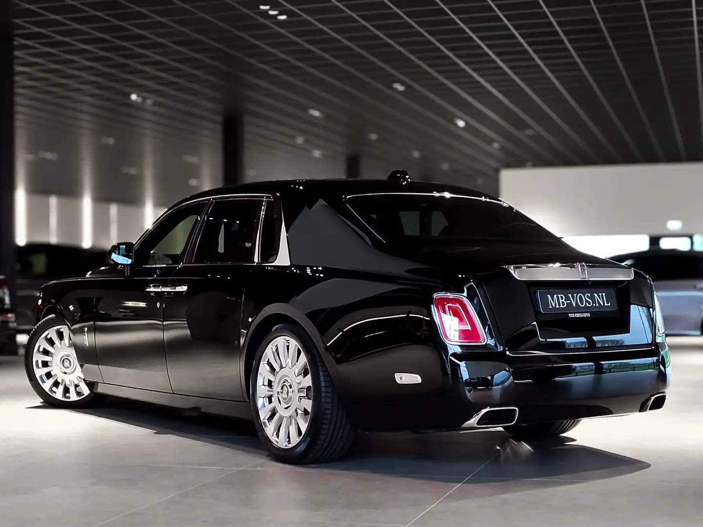 Rolls-Royce Phantom VIII 6.7 V12 Starlight|Coachline|Entertainment|Pic Black - 2
