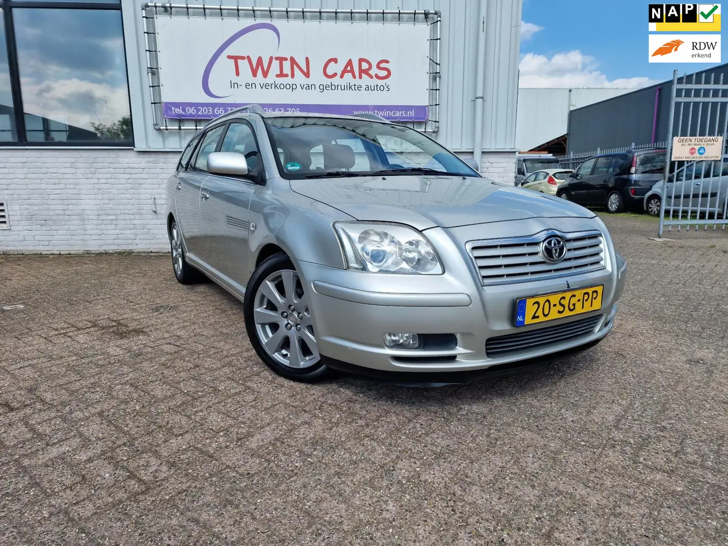 Toyota Avensis Wagon 2.4 VVTi Executive Automaat Airco Grijs - 1